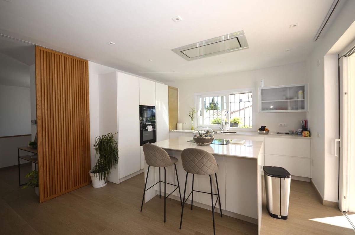 4 bedroom Villa for sale in Manilva with garage - € 1,850,000 (Ref: 9077210)