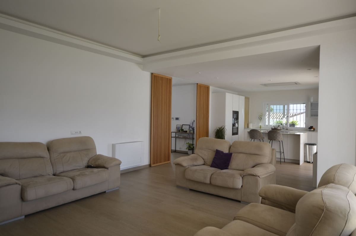 4 bedroom Villa for sale in Manilva with garage - € 1,850,000 (Ref: 9077210)