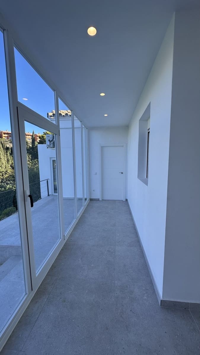 4 bedroom Villa for sale in La Duquesa / Puerto de la Duquesa - € 1,195,000 (Ref: 9077216)