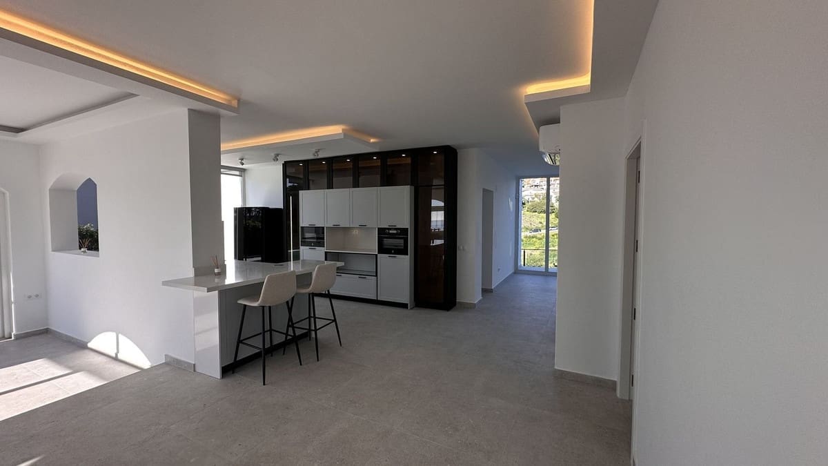 4 bedroom Villa for sale in La Duquesa / Puerto de la Duquesa - € 1,195,000 (Ref: 9077216)