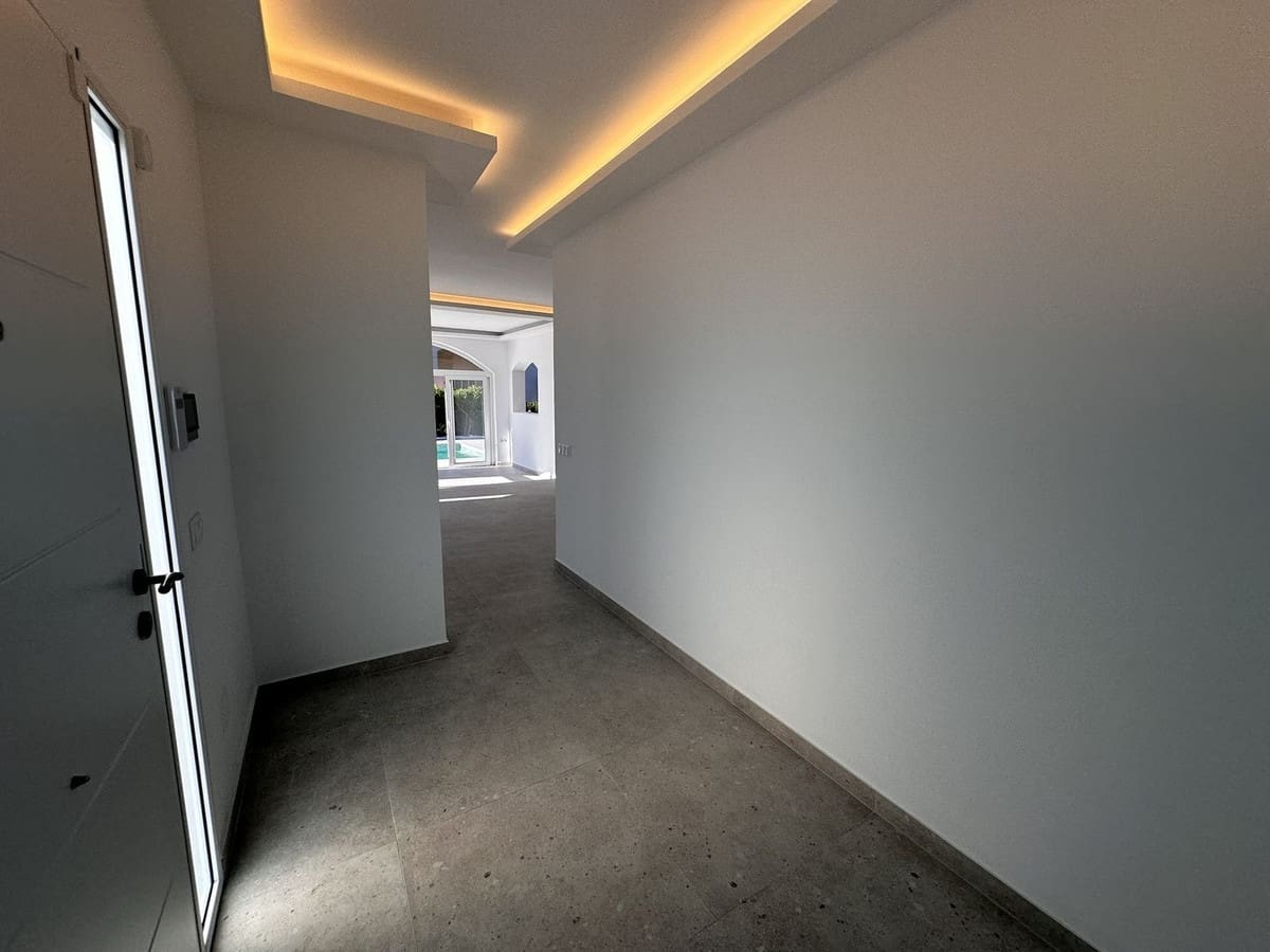 4 bedroom Villa for sale in La Duquesa / Puerto de la Duquesa - € 1,195,000 (Ref: 9077216)