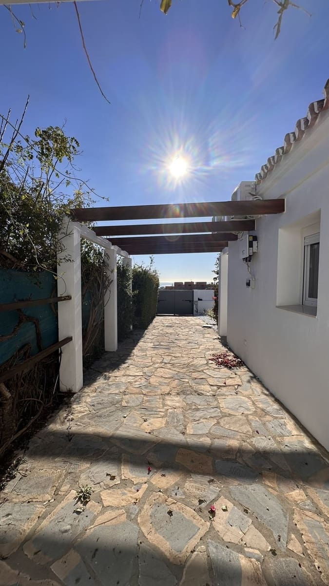 4 bedroom Villa for sale in La Duquesa / Puerto de la Duquesa - € 1,195,000 (Ref: 9077216)