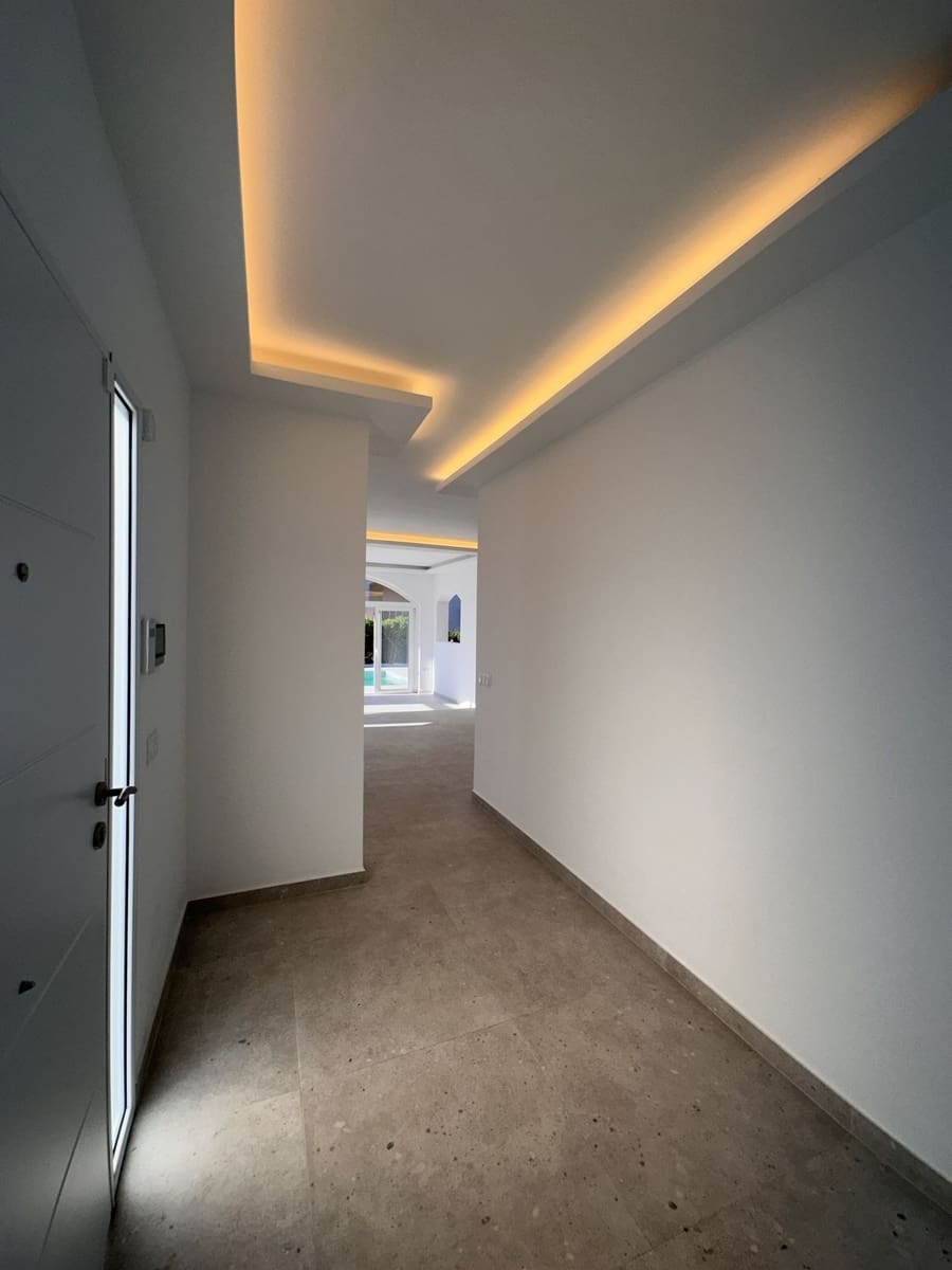 4 bedroom Villa for sale in La Duquesa / Puerto de la Duquesa - € 1,195,000 (Ref: 9077216)