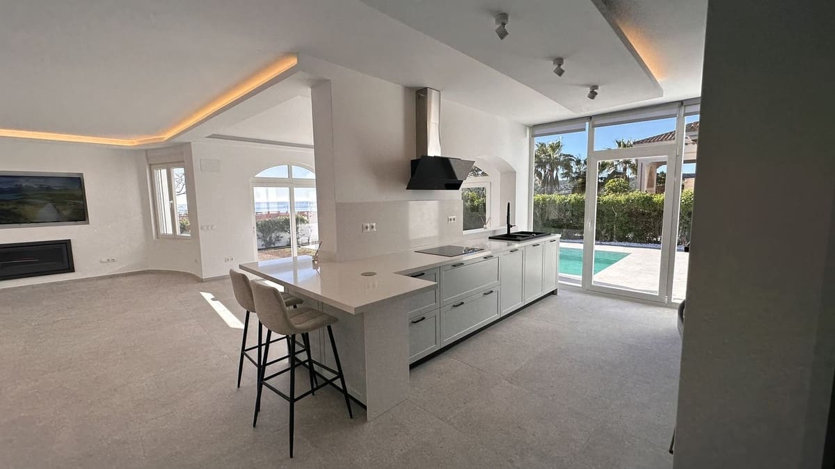 4 bedroom Villa for sale in La Duquesa / Puerto de la Duquesa - € 1,195,000 (Ref: 9077216)