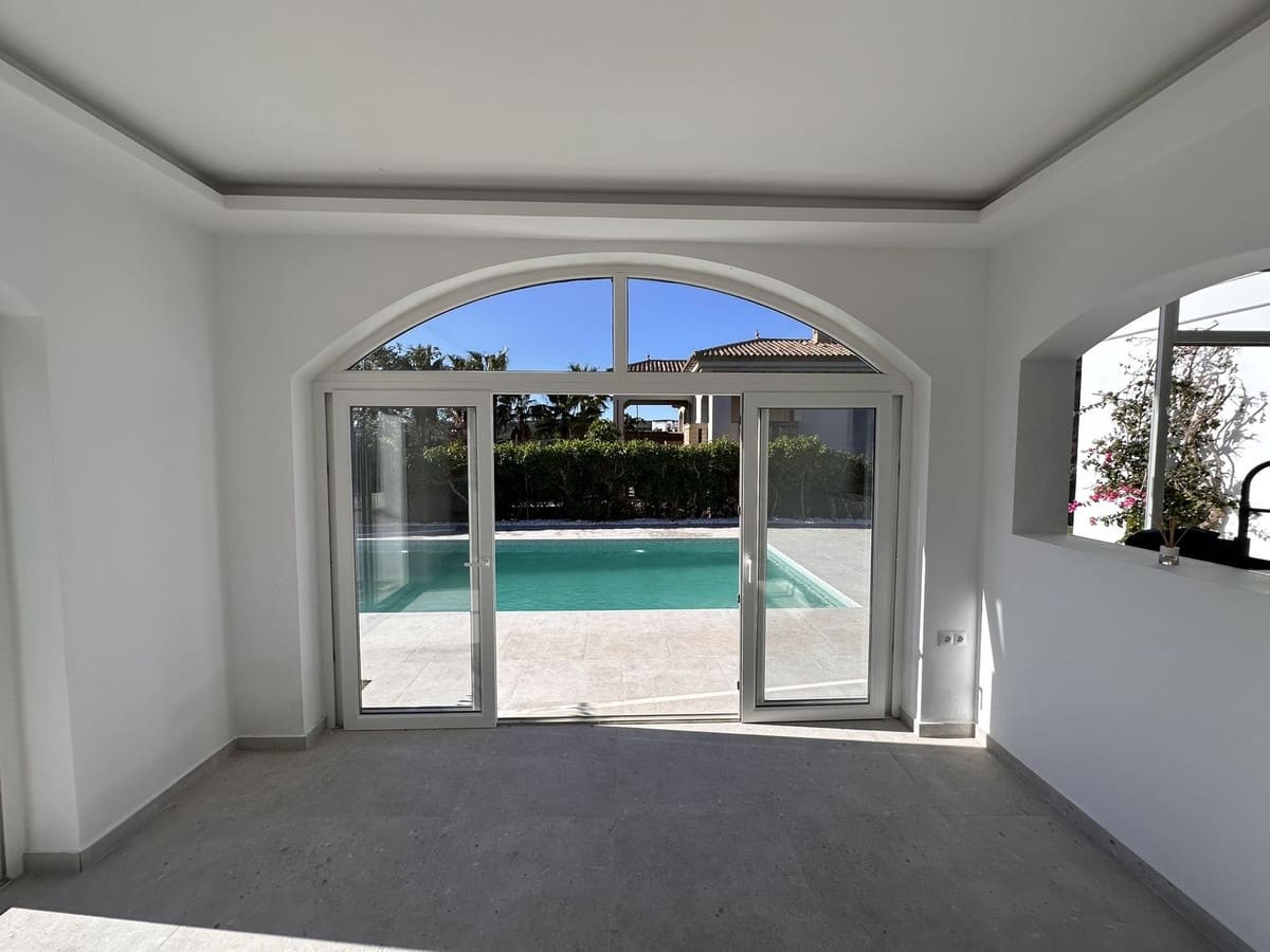4 bedroom Villa for sale in La Duquesa / Puerto de la Duquesa - € 1,195,000 (Ref: 9077216)