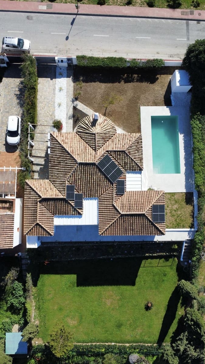 4 bedroom Villa for sale in La Duquesa / Puerto de la Duquesa - € 1,195,000 (Ref: 9077216)