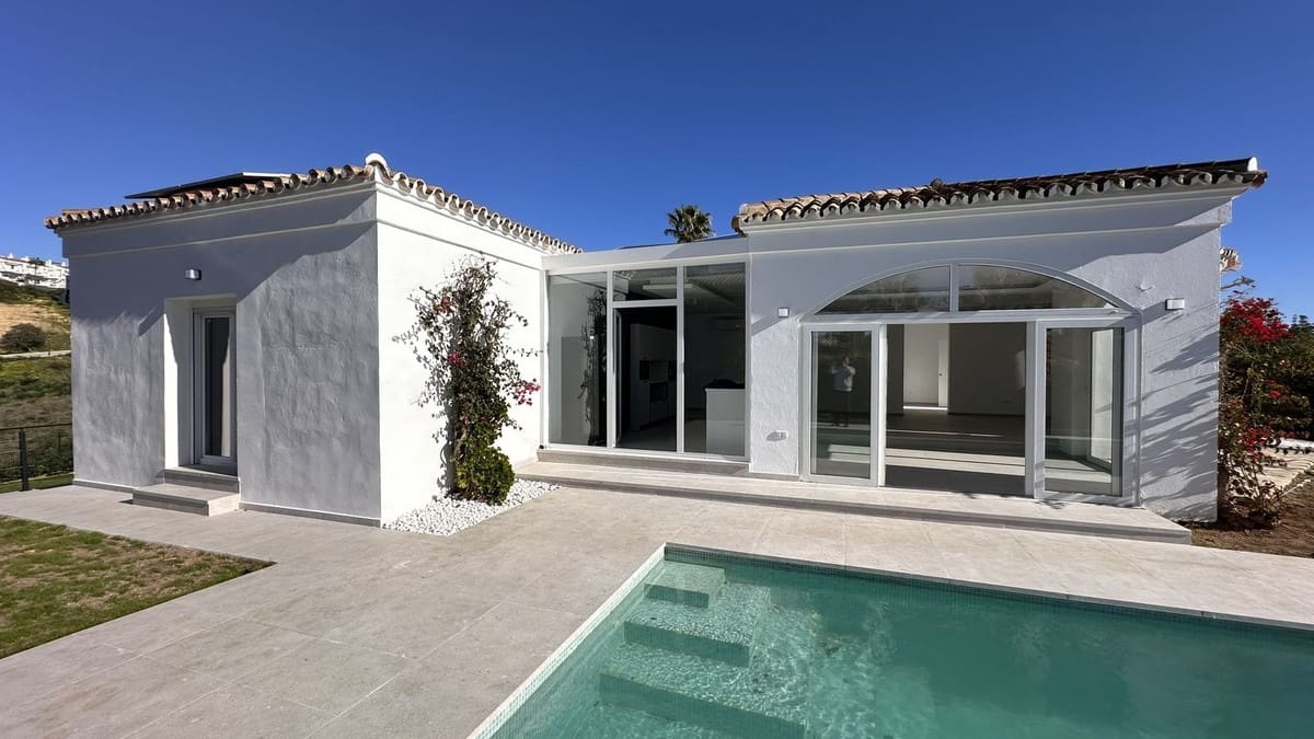 4 bedroom Villa for sale in La Duquesa / Puerto de la Duquesa - € 1,195,000 (Ref: 9077216)