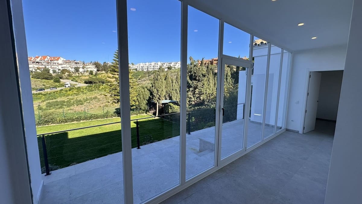 4 bedroom Villa for sale in La Duquesa / Puerto de la Duquesa - € 1,195,000 (Ref: 9077216)