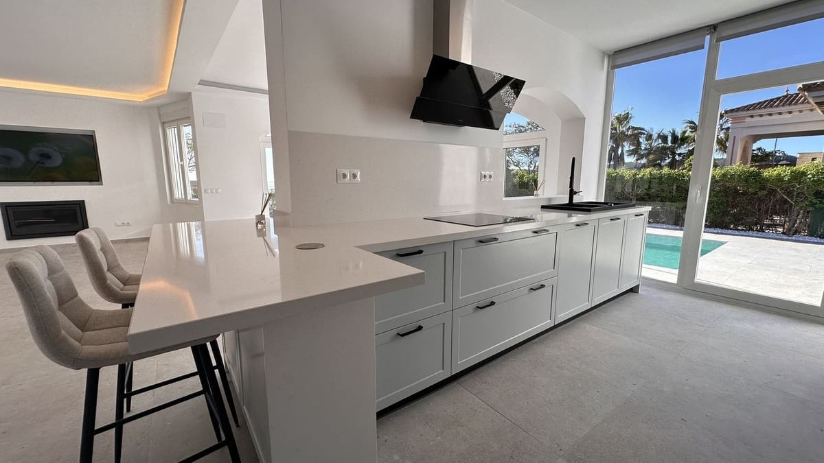 4 bedroom Villa for sale in La Duquesa / Puerto de la Duquesa - € 1,195,000 (Ref: 9077216)