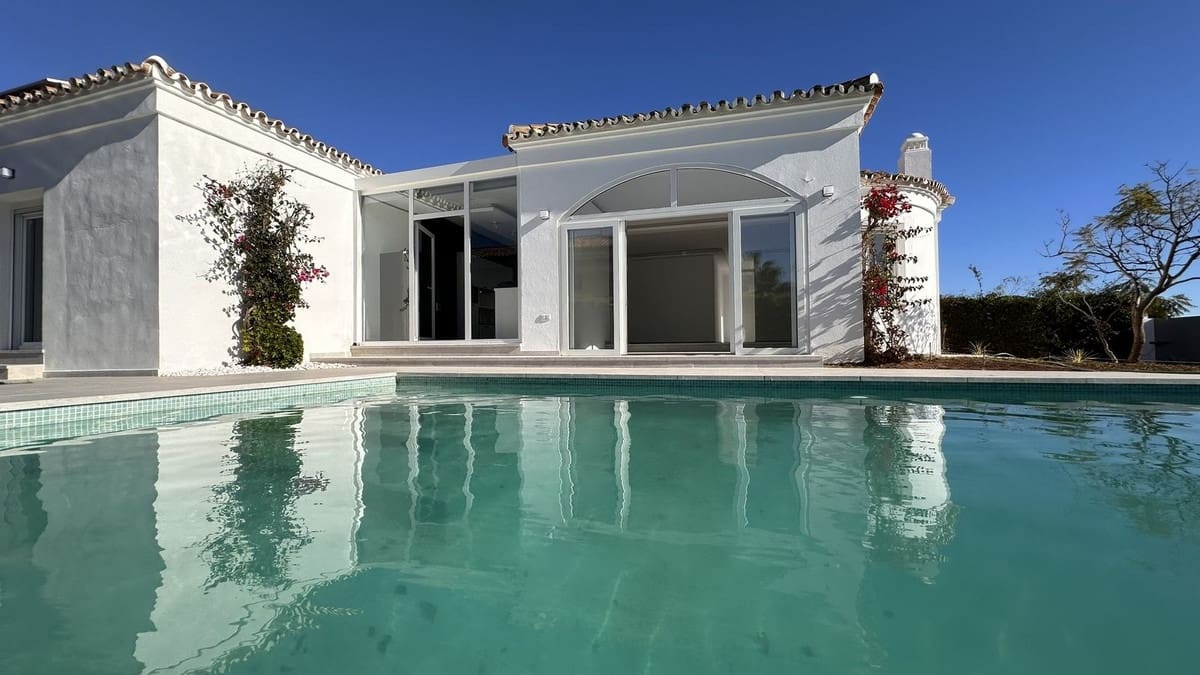 4 bedroom Villa for sale in La Duquesa / Puerto de la Duquesa - € 1,195,000 (Ref: 9077216)