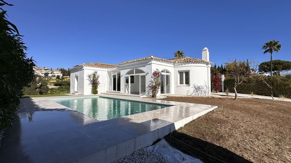 4 bedroom Villa for sale in La Duquesa / Puerto de la Duquesa - € 1,195,000 (Ref: 9077216)
