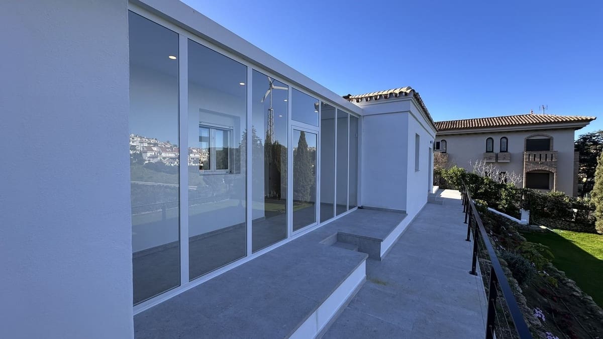 4 bedroom Villa for sale in La Duquesa / Puerto de la Duquesa - € 1,195,000 (Ref: 9077216)