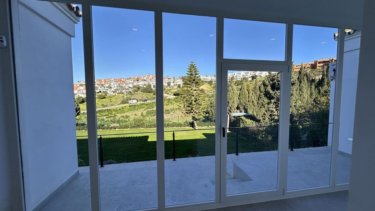 4 bedroom Villa for sale in La Duquesa / Puerto de la Duquesa - € 1,195,000 (Ref: 9077216)