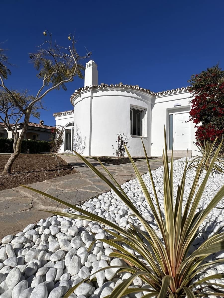 4 bedroom Villa for sale in La Duquesa / Puerto de la Duquesa - € 1,195,000 (Ref: 9077216)