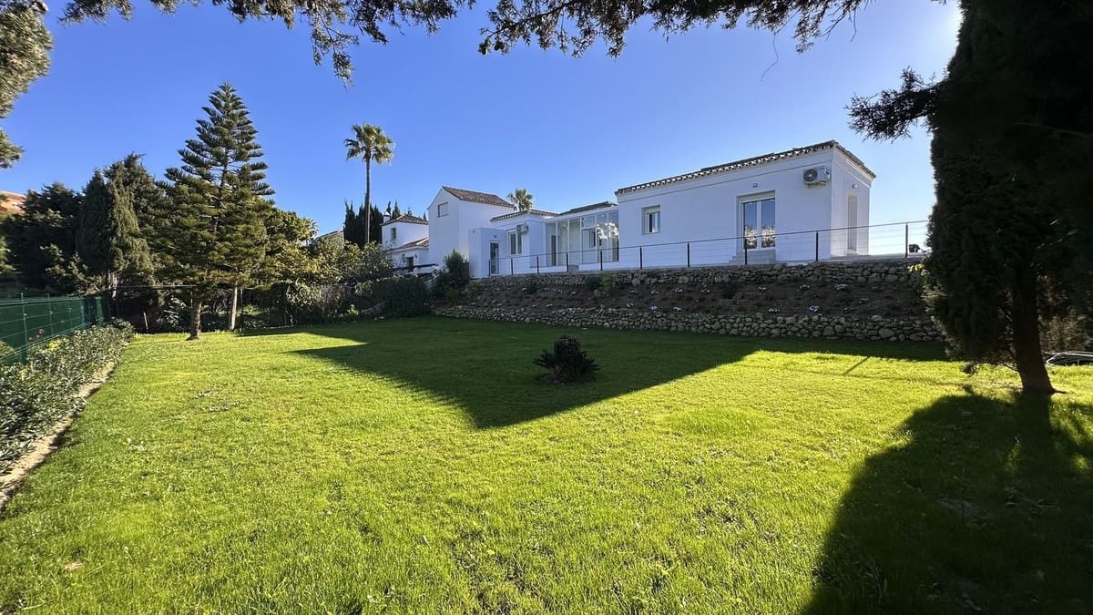 4 bedroom Villa for sale in La Duquesa / Puerto de la Duquesa - € 1,195,000 (Ref: 9077216)