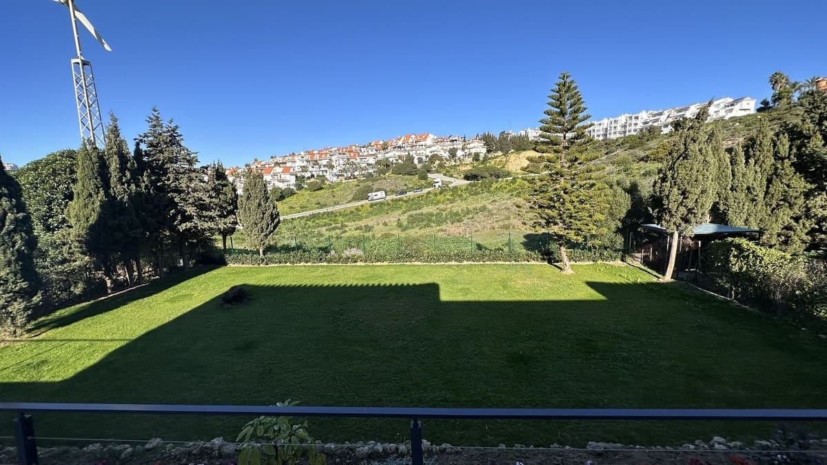 4 bedroom Villa for sale in La Duquesa / Puerto de la Duquesa - € 1,195,000 (Ref: 9077216)