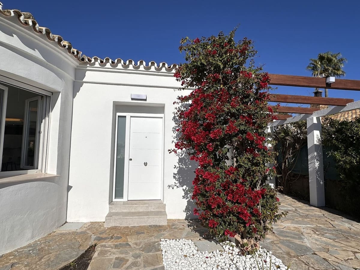 4 bedroom Villa for sale in La Duquesa / Puerto de la Duquesa - € 1,195,000 (Ref: 9077216)