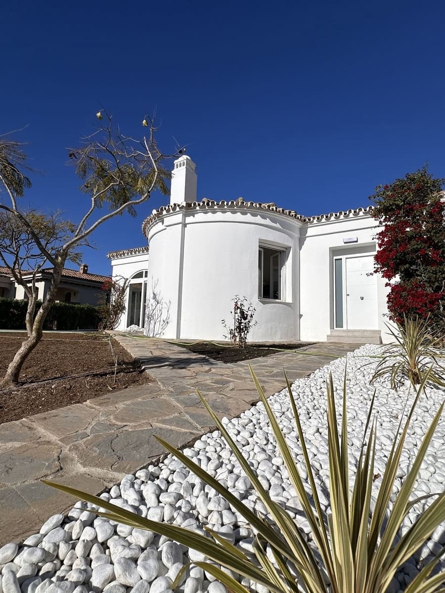 4 bedroom Villa for sale in La Duquesa / Puerto de la Duquesa - € 1,195,000 (Ref: 9077216)