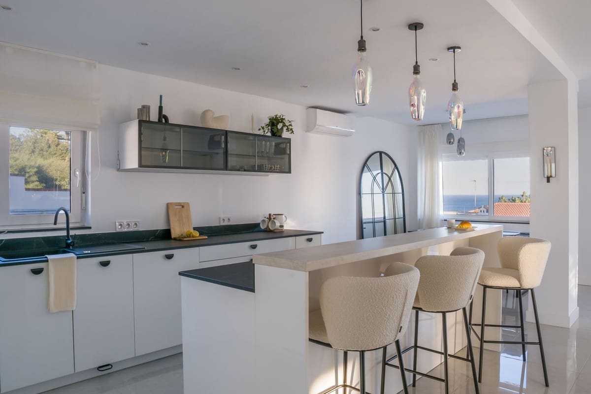 4 bedroom Villa for sale in La Duquesa / Puerto de la Duquesa - € 1,100,000 (Ref: 9077217)