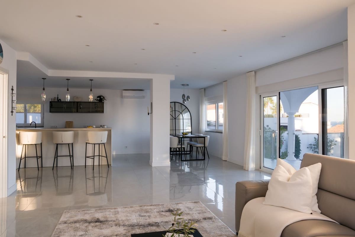 4 bedroom Villa for sale in La Duquesa / Puerto de la Duquesa - € 1,100,000 (Ref: 9077217)