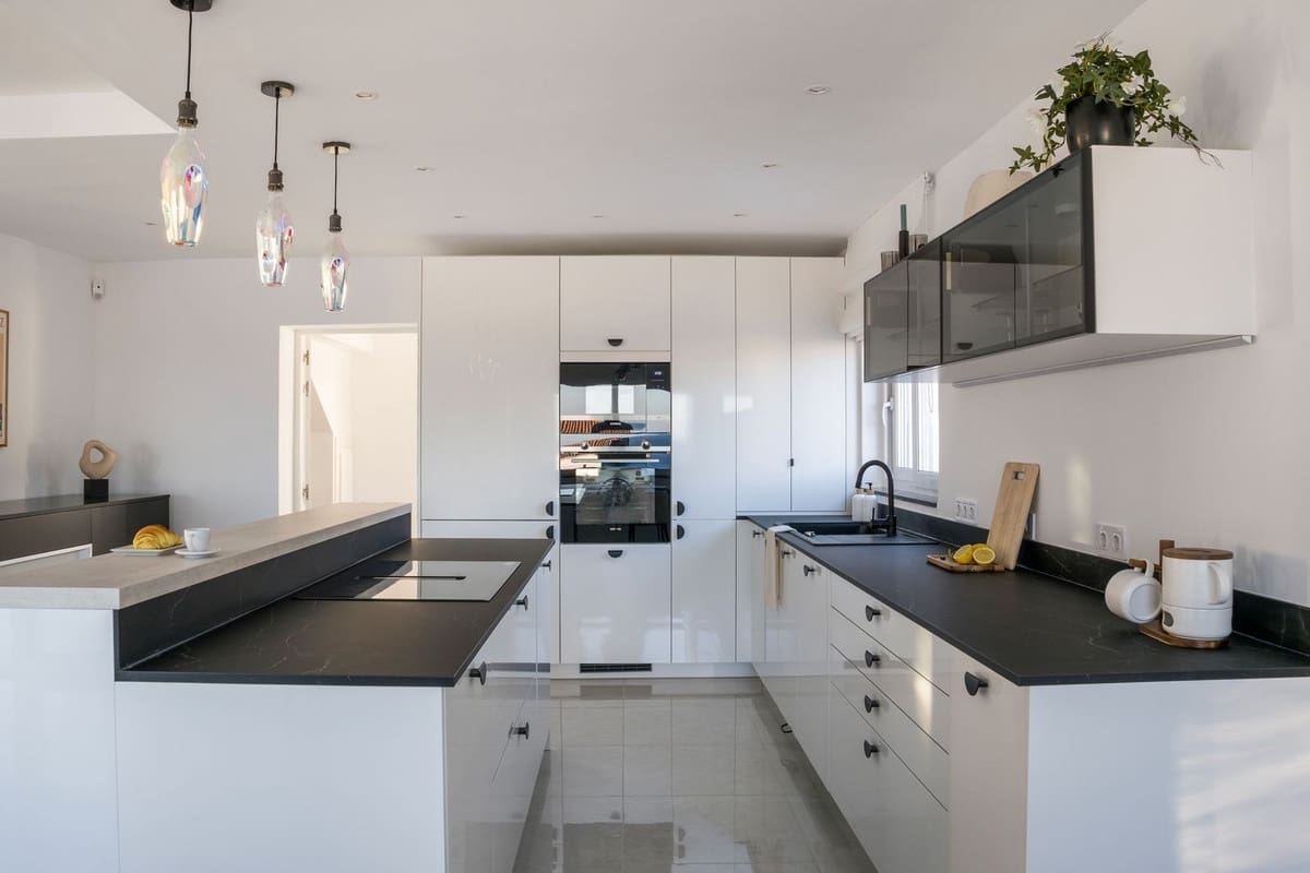 4 bedroom Villa for sale in La Duquesa / Puerto de la Duquesa - € 1,100,000 (Ref: 9077217)