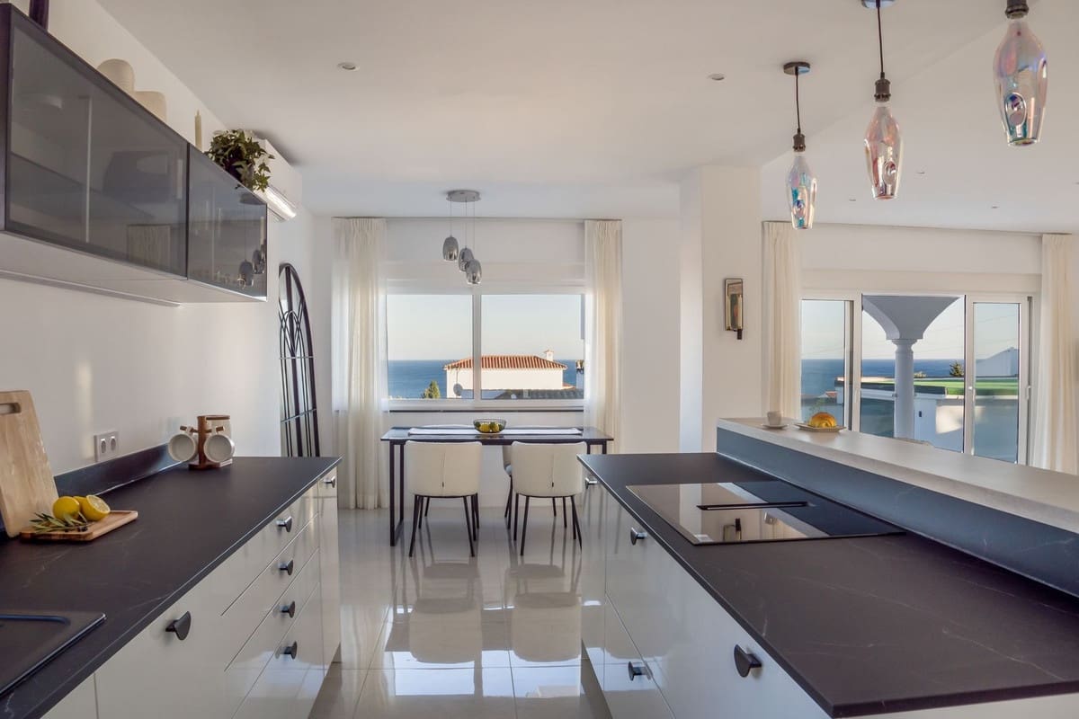 4 bedroom Villa for sale in La Duquesa / Puerto de la Duquesa - € 1,100,000 (Ref: 9077217)