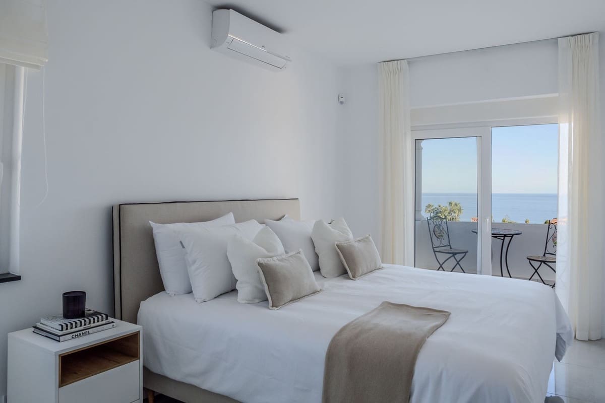 4 bedroom Villa for sale in La Duquesa / Puerto de la Duquesa - € 1,100,000 (Ref: 9077217)