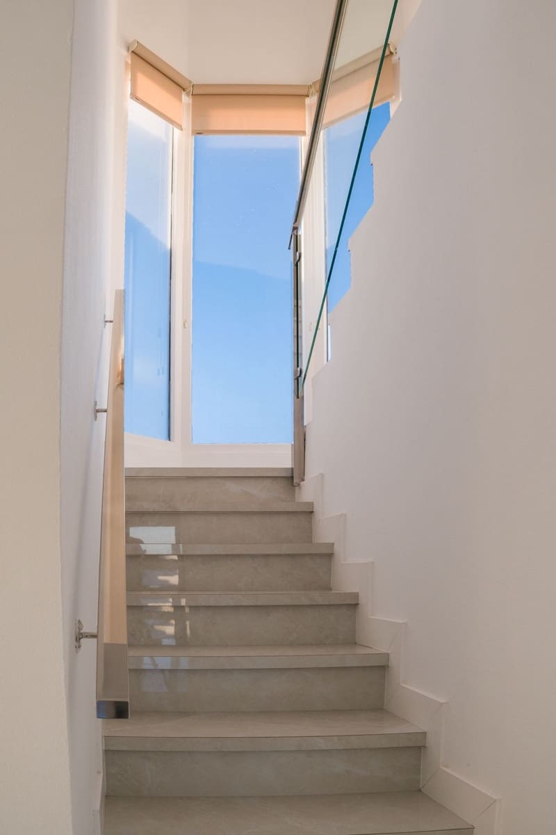 4 bedroom Villa for sale in La Duquesa / Puerto de la Duquesa - € 1,100,000 (Ref: 9077217)