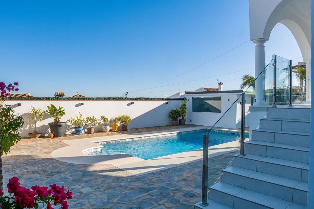 4 bedroom Villa for sale in La Duquesa / Puerto de la Duquesa - € 1,100,000 (Ref: 9077217)
