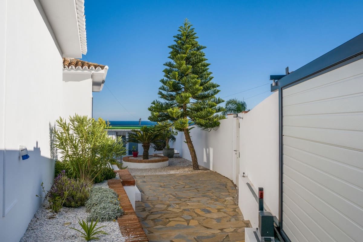 4 bedroom Villa for sale in La Duquesa / Puerto de la Duquesa - € 1,100,000 (Ref: 9077217)