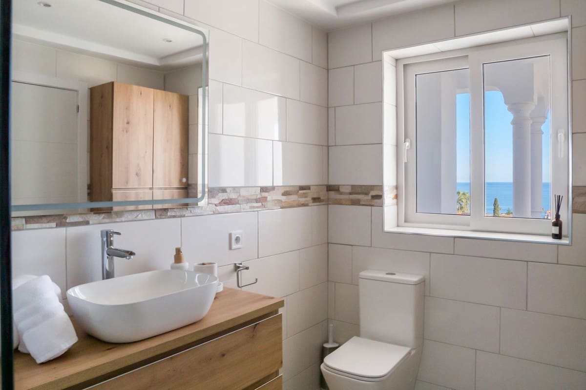 4 bedroom Villa for sale in La Duquesa / Puerto de la Duquesa - € 1,100,000 (Ref: 9077217)