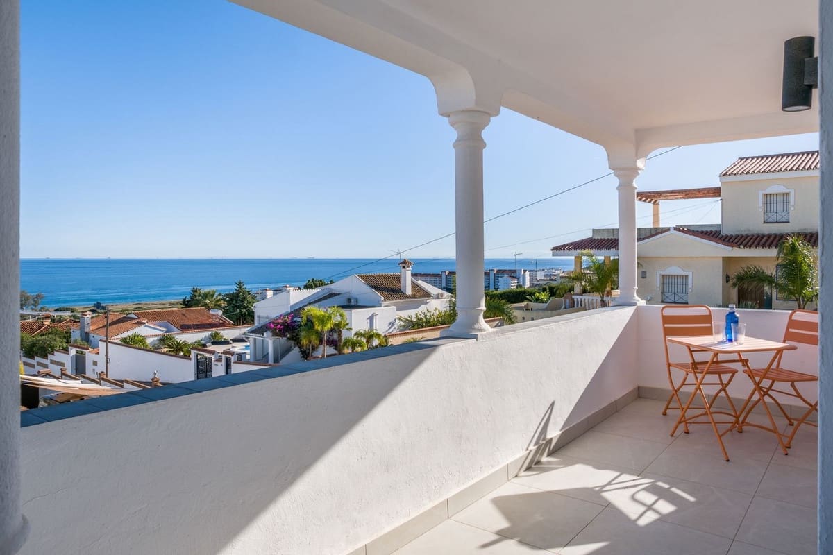 4 bedroom Villa for sale in La Duquesa / Puerto de la Duquesa - € 1,100,000 (Ref: 9077217)