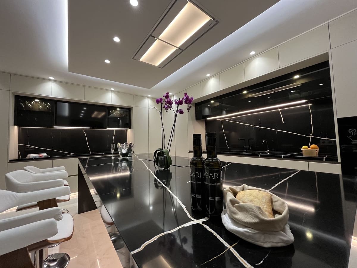 5 bedroom Villa for sale in Marbella with garage - € 4,800,000 (Ref: 9077237)