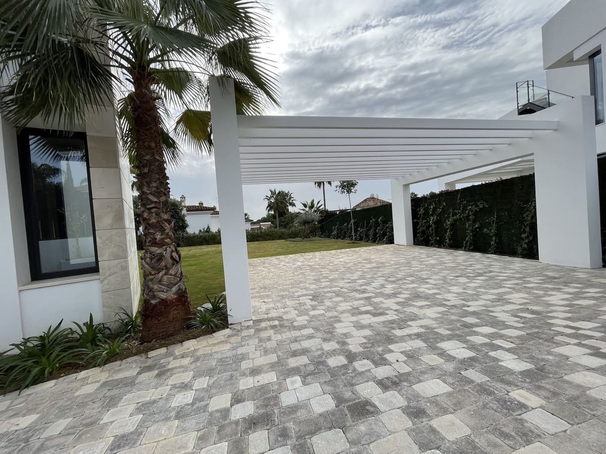 5 bedroom Villa for sale in Marbella with garage - € 4,800,000 (Ref: 9077237)