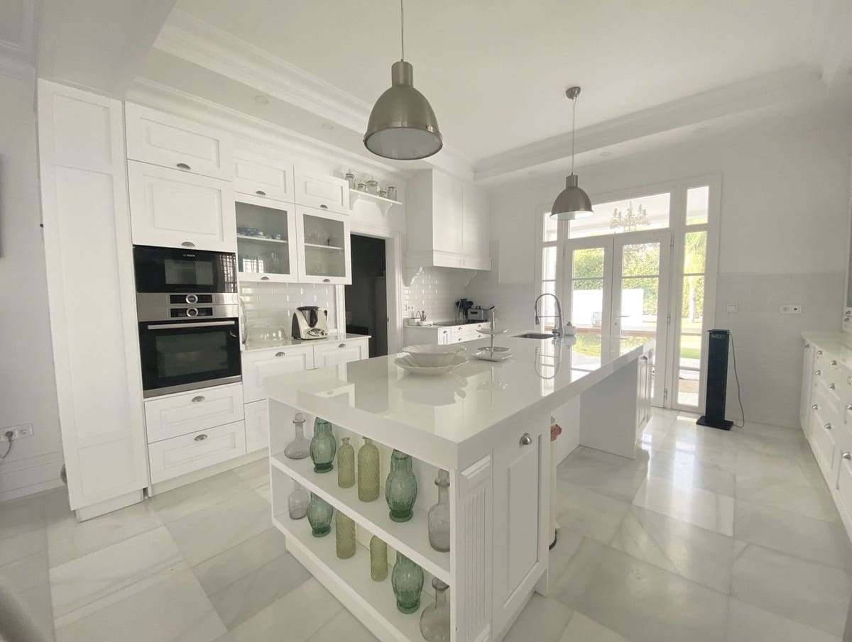 13 bedroom Villa for sale in Marbella with garage - € 4,400,000 (Ref: 9077241)