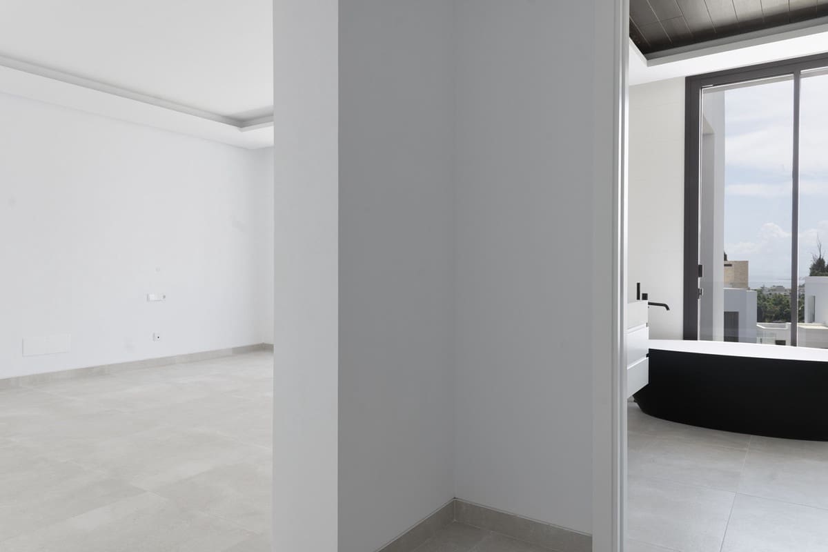 4 bedroom Villa for sale in Marbella - € 4,200,000 (Ref: 9077243)