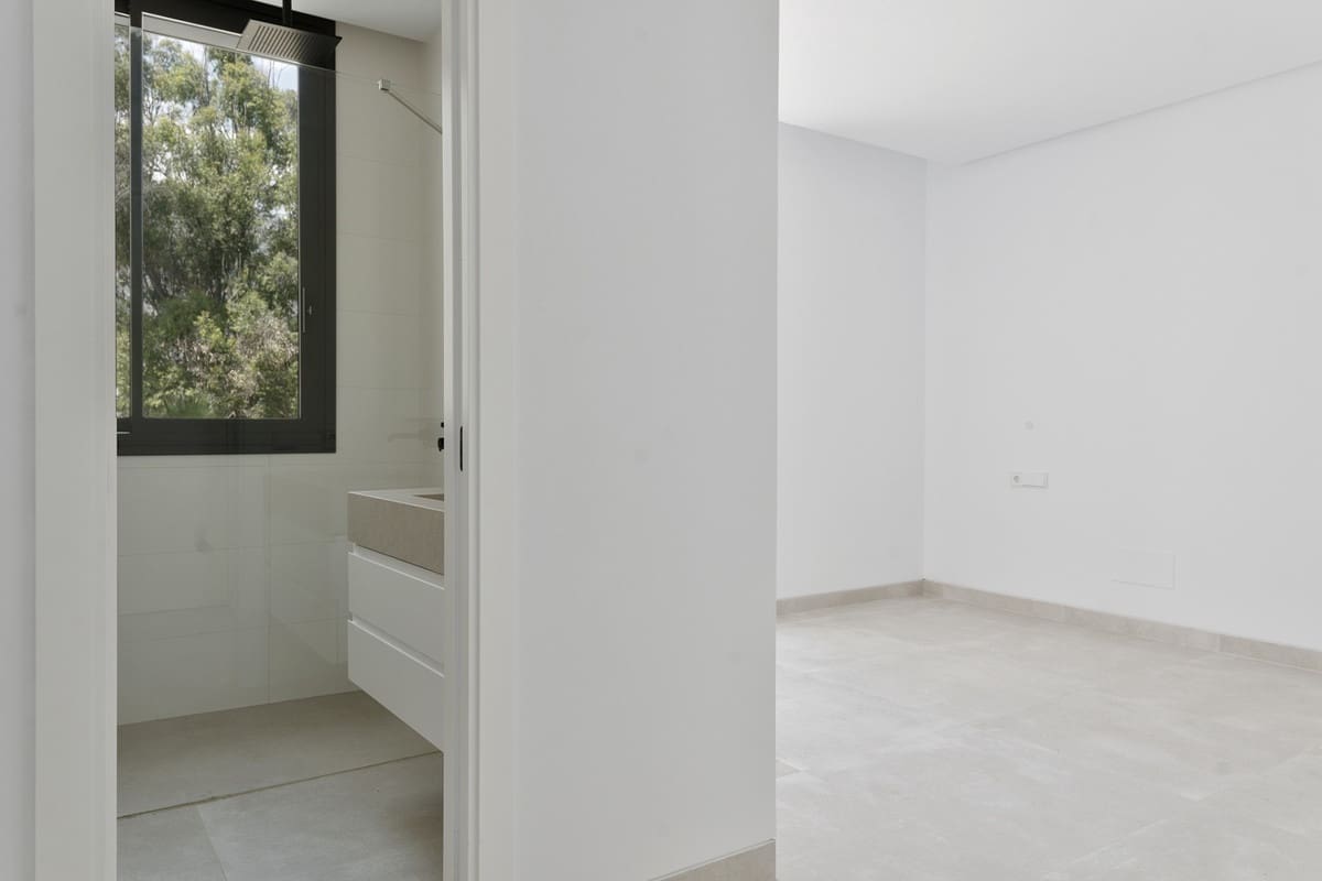 4 bedroom Villa for sale in Marbella - € 4,200,000 (Ref: 9077243)