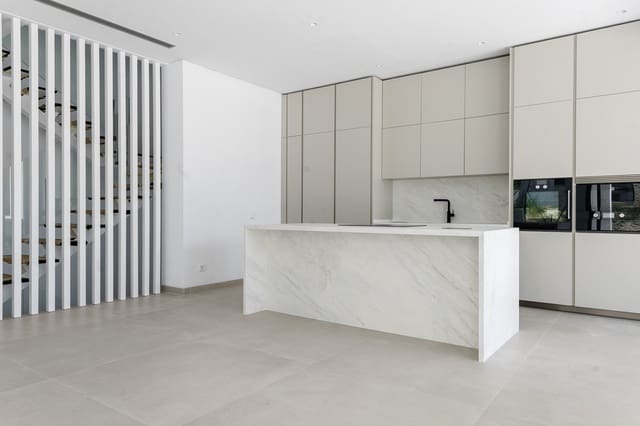 4 slaapkamer Villa te koop in Marbella - € 4.200.000 (Ref: 9077243)