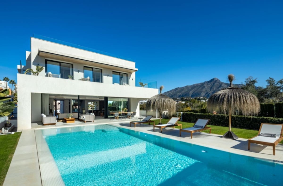 5 bedroom Villa for sale in Marbella with garage - € 3,995,000 (Ref: 9077245)