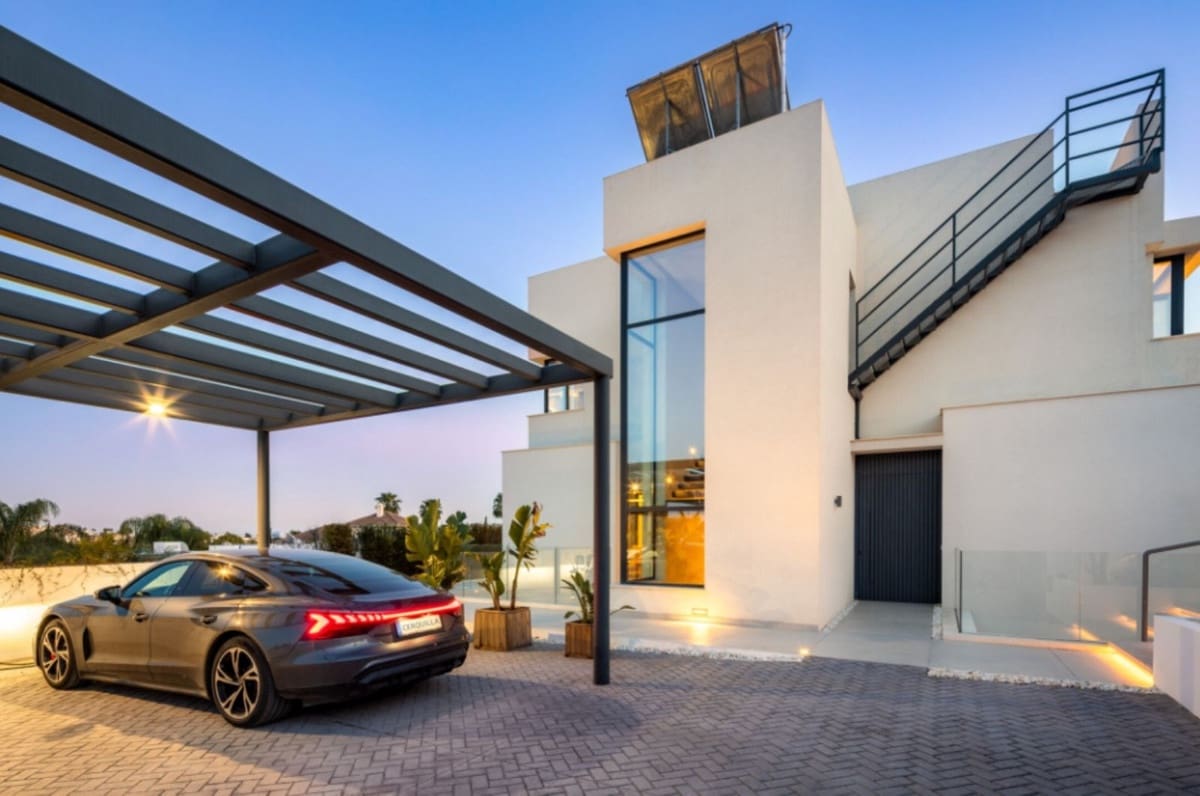 5 bedroom Villa for sale in Marbella with garage - € 3,995,000 (Ref: 9077245)