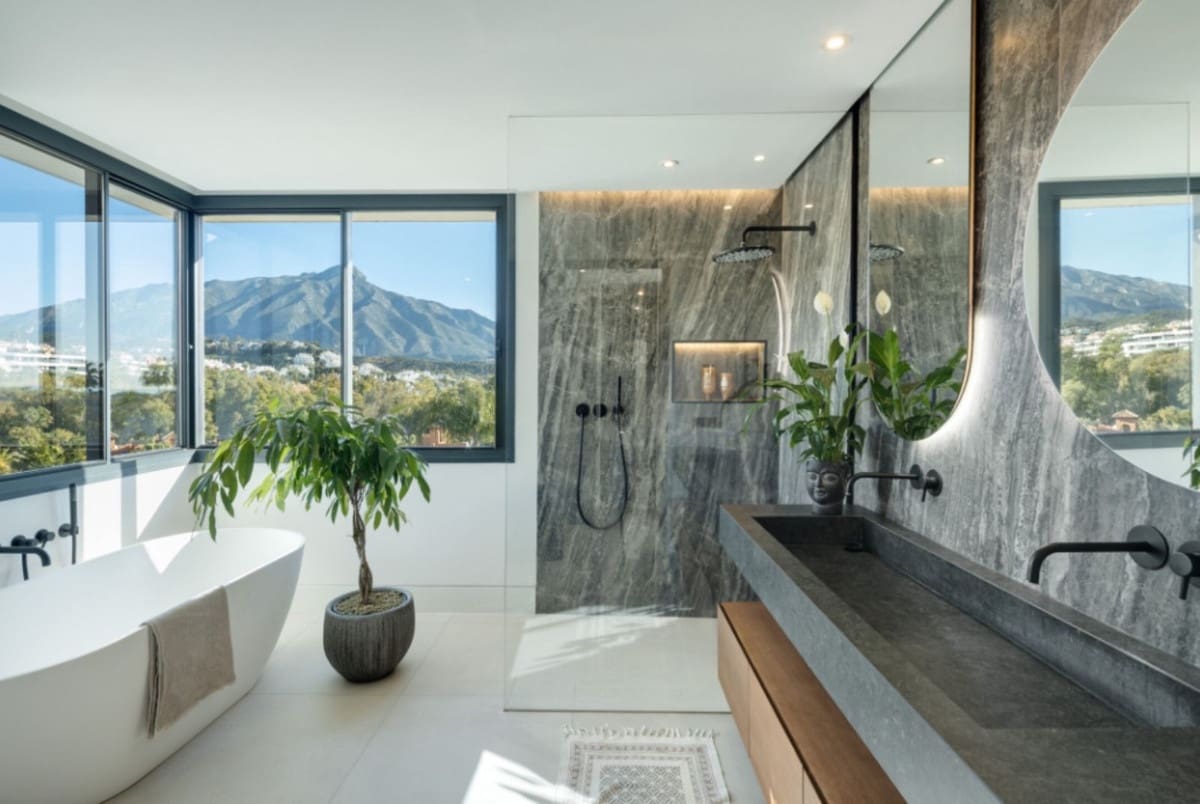 5 bedroom Villa for sale in Marbella with garage - € 3,995,000 (Ref: 9077245)