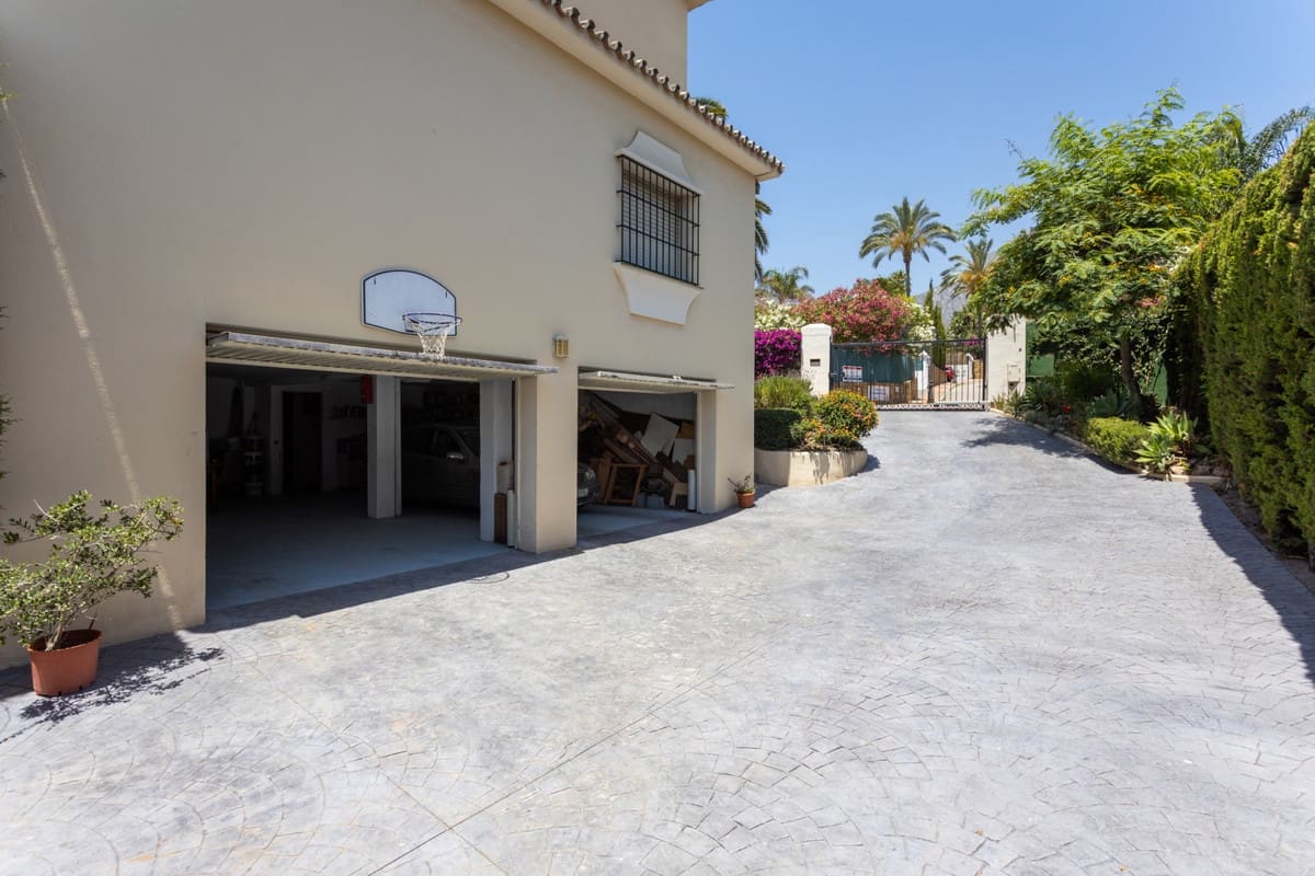 7 bedroom Villa for sale in Marbella with garage - € 2,500,000 (Ref: 9077253)