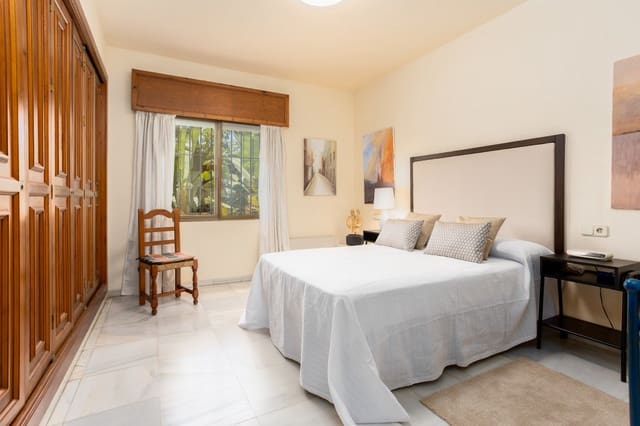 7 bedroom Villa for sale in Marbella with garage - € 2,500,000 (Ref: 9077253)