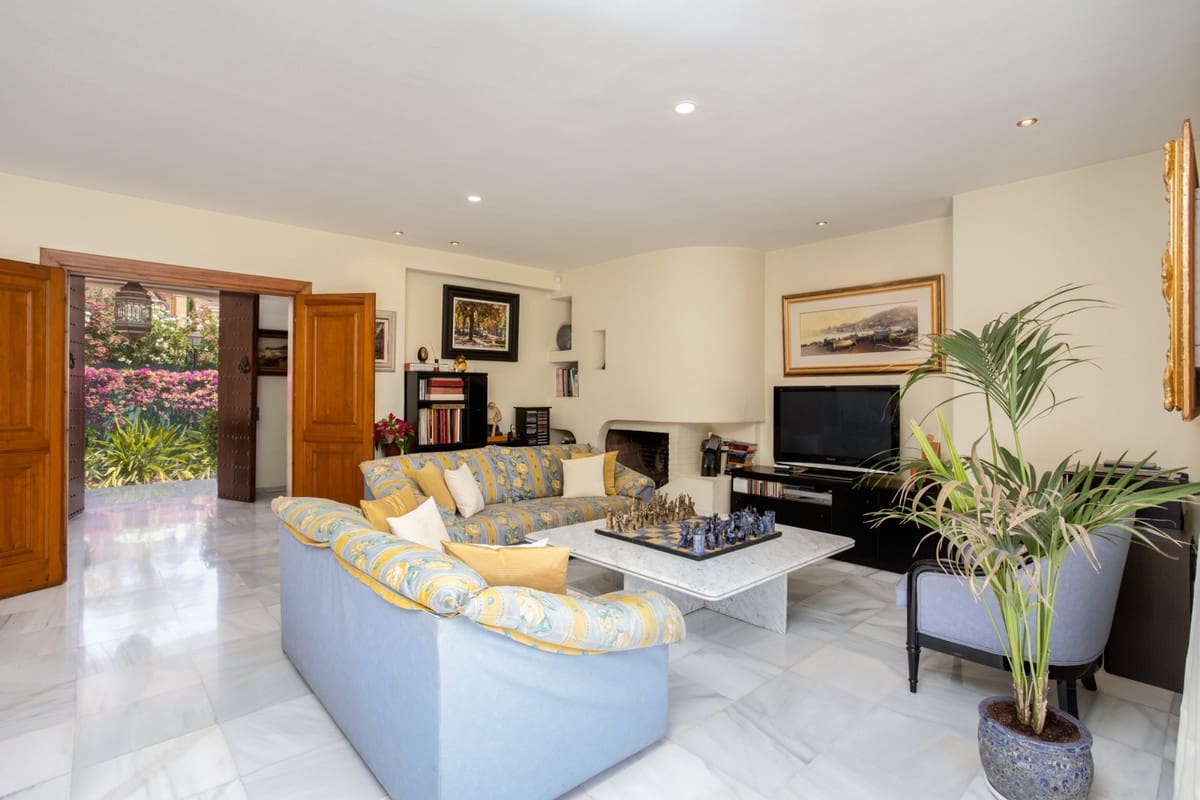 7 bedroom Villa for sale in Marbella with garage - € 2,500,000 (Ref: 9077253)