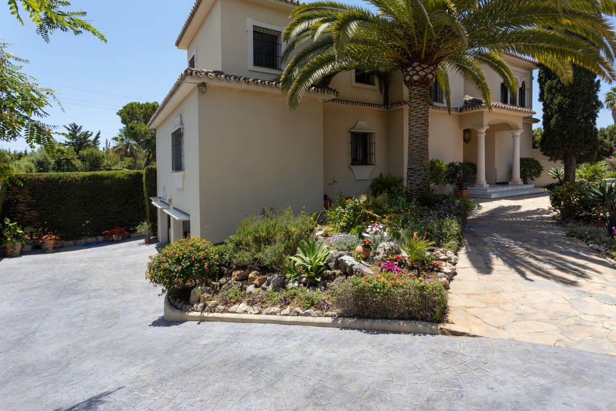 7 bedroom Villa for sale in Marbella with garage - € 2,500,000 (Ref: 9077253)