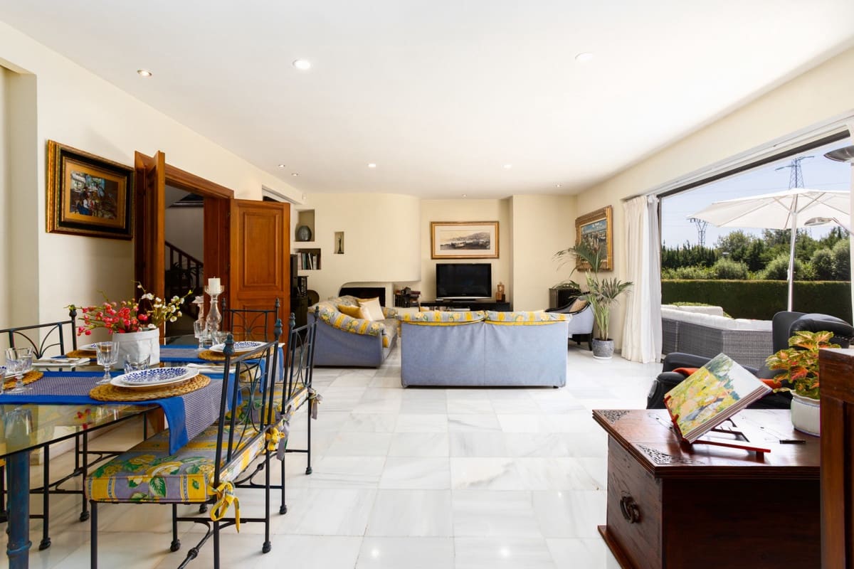 7 bedroom Villa for sale in Marbella with garage - € 2,500,000 (Ref: 9077253)