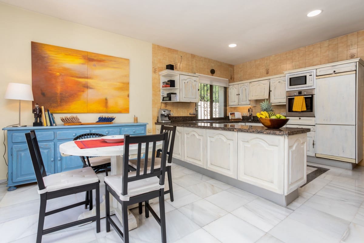 7 bedroom Villa for sale in Marbella with garage - € 2,500,000 (Ref: 9077253)