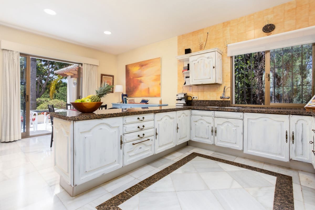 7 bedroom Villa for sale in Marbella with garage - € 2,500,000 (Ref: 9077253)