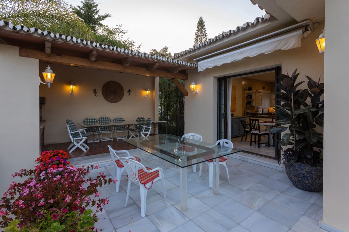 7 bedroom Villa for sale in Marbella with garage - € 2,500,000 (Ref: 9077253)