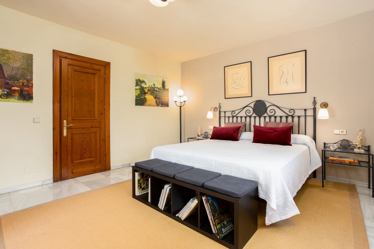 7 bedroom Villa for sale in Marbella with garage - € 2,500,000 (Ref: 9077253)